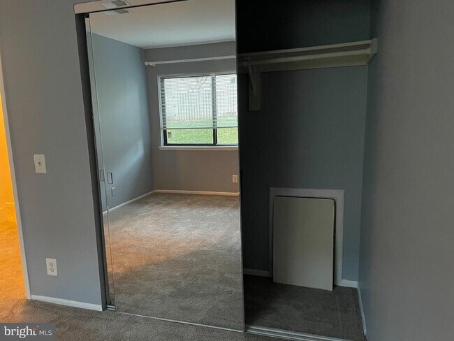 Building Photo - 2615 Glengyle Dr