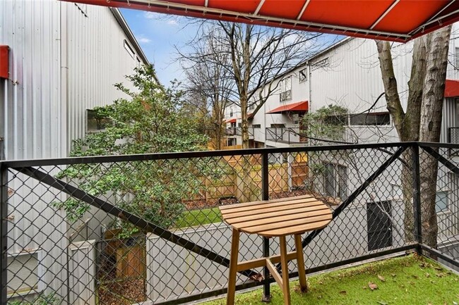 Building Photo - 920 Memorial Dr SE