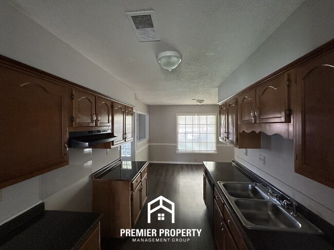 Building Photo - Large 5BR/3.5BA Home in 38125 | 2,541 Sq Ft, Vaulted Ceilings & Covered Patio