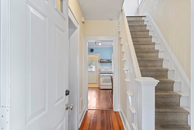 Building Photo - 516 Oldfield Road- Furnished Student House