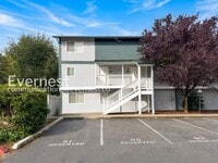 Building Photo - 2 Bed, 1.5 Bath Condo with Off-Street Parking / Available Now!