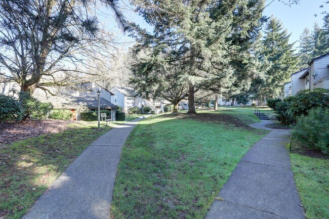 Building Photo - 2 Bedroom Ground Floor Condo in the Heart of Woodinville!