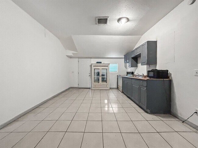 Building Photo - Spacious Tampa Home for Rent | Great Location & Large Yard! 3bed |2bath