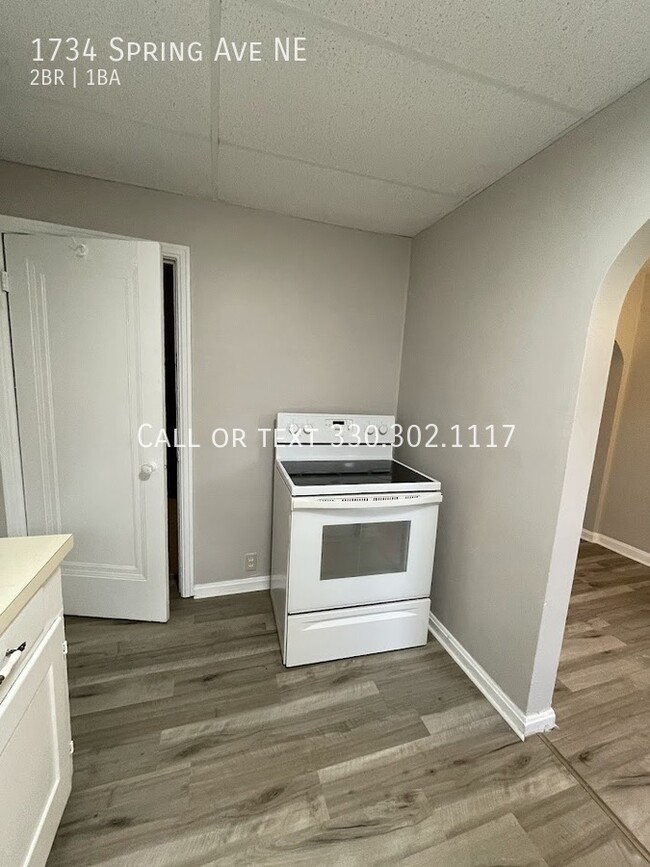 Building Photo - Two bedroom one bathroom townhouse for rent