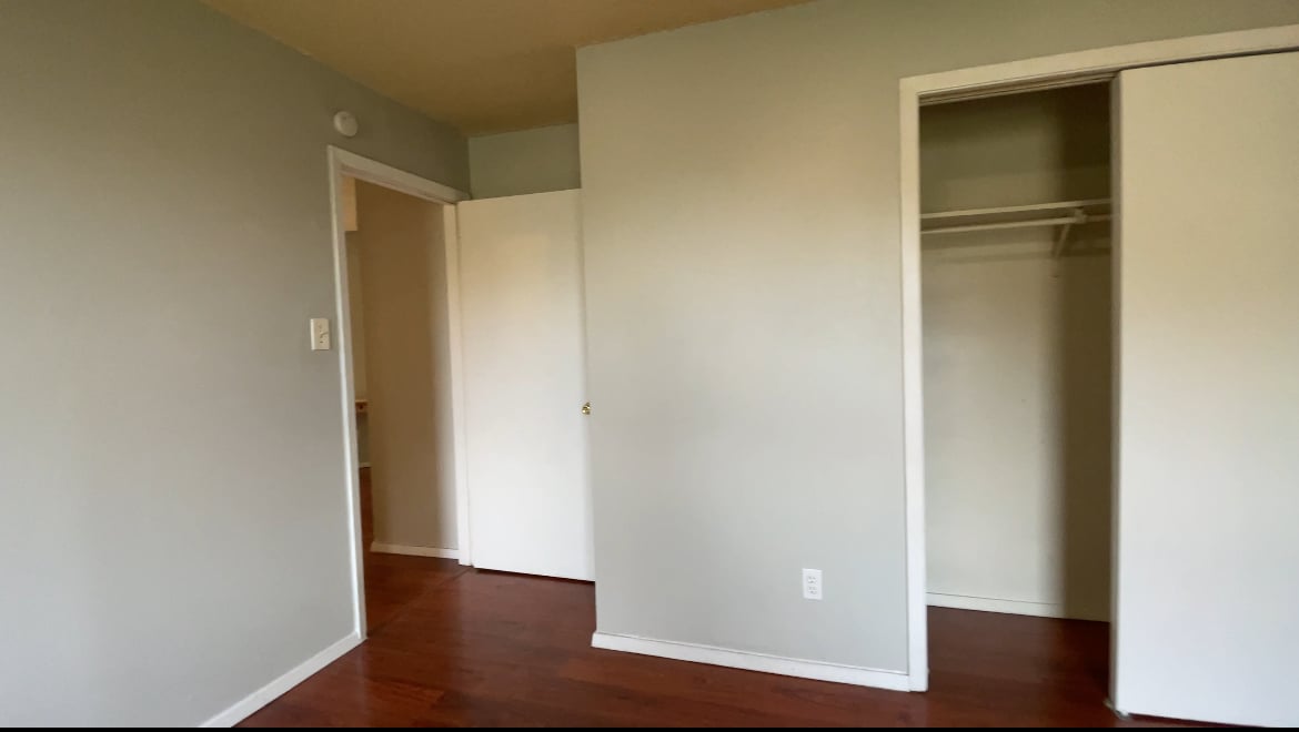 Building Photo - Room in Apartment on West Loop
