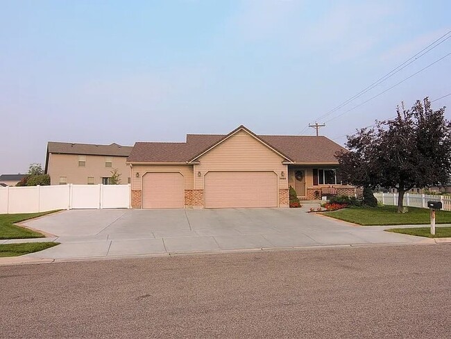 Building Photo - 3660 Merlin Dr