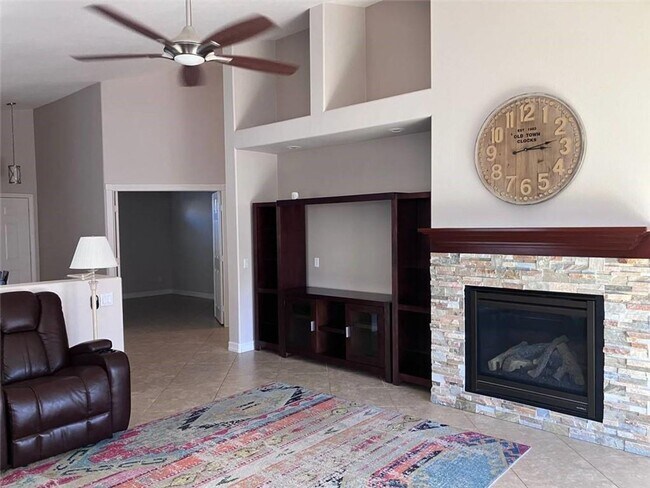Building Photo - IMMACULATE FURNISHED 3BEDROOM GREEN VALLEY BEAUTY!