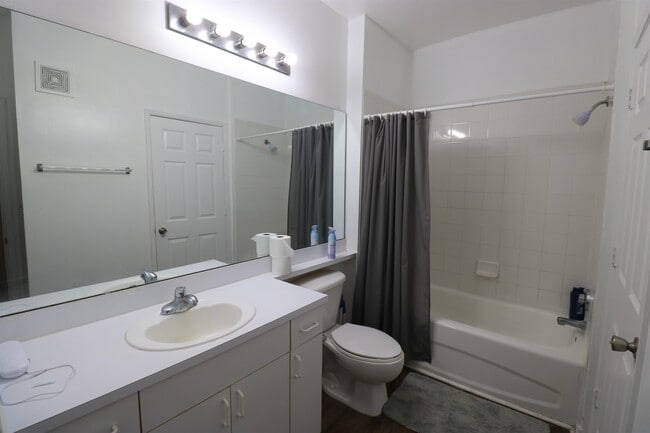 Building Photo - 625 Fairway Dr