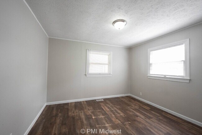 Building Photo - "Charming 3-Bedroom Haven in Mooresville –...