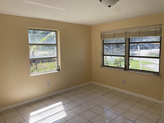 Building Photo - 2320 Sunrise Dr