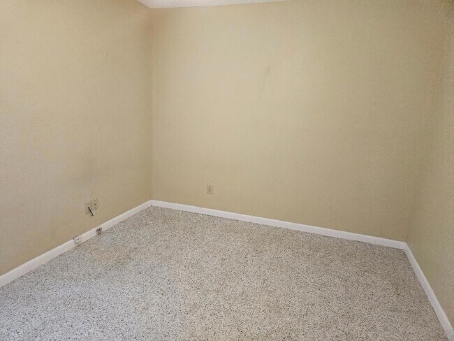 Building Photo - 16 N Ave B