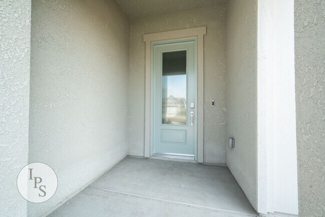Building Photo - North Clovis Home, 3BR/2BA + Den/Possible 4th Bedroom - Lots of Amenities!