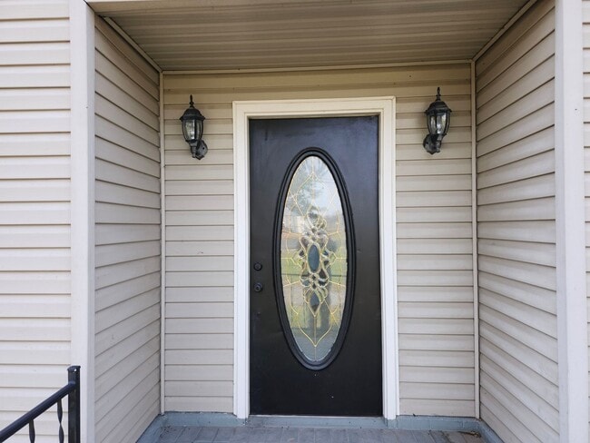 Building Photo - Large 4 BR, 2 Bath Country Home and Workshop