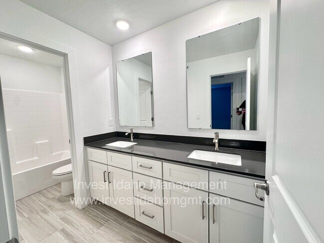 Building Photo - Luxury Townhome available now!