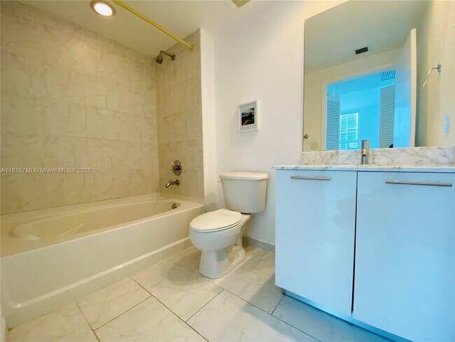 Building Photo - 950 Brickell Bay Dr