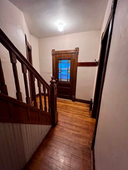 Building Photo - 610 N Chestnut