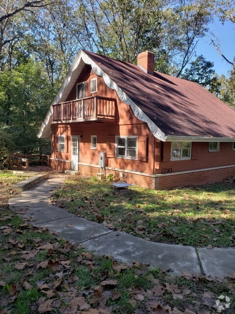 Building Photo - 3 bedroom, 1.5  bath cottage in country se...