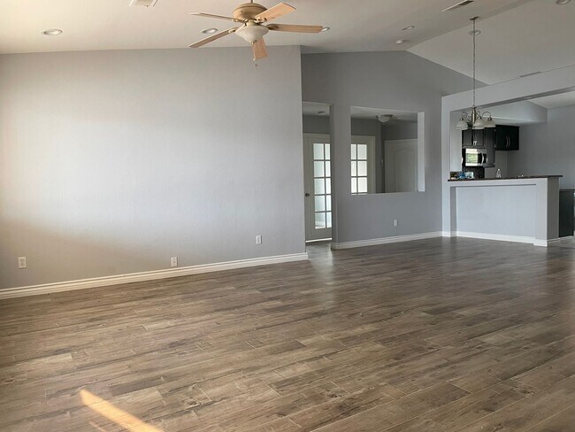 Building Photo - Beautiful NW Bakersfield Home with Lake Ac...