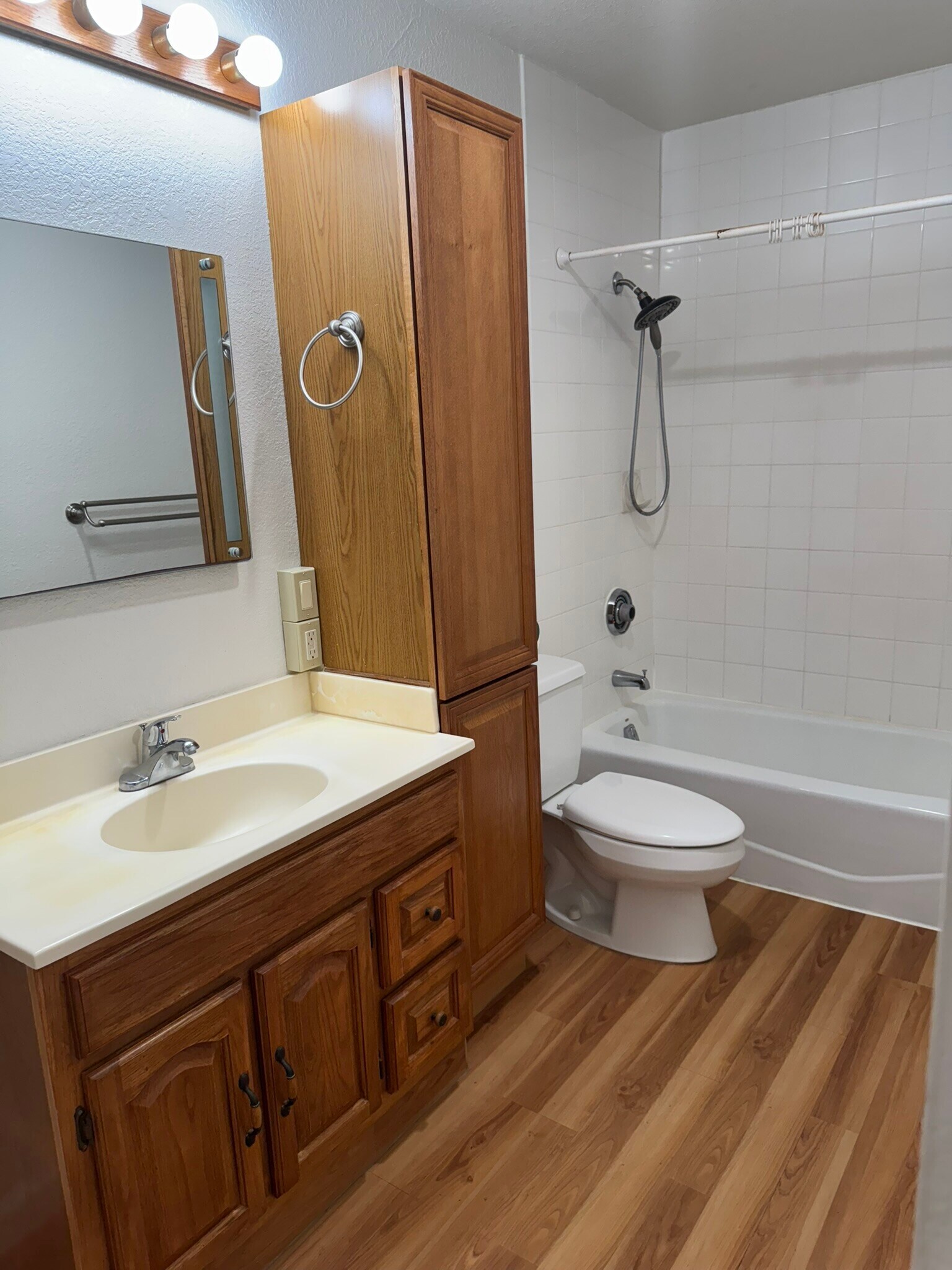 Building Photo - 947 Laki Rd