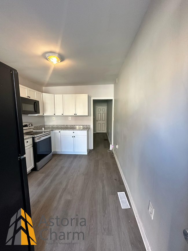 Building Photo - Updated 3 bedroom 1 bath Rowhome with Fenc...