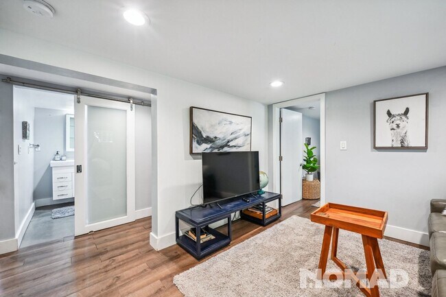 Building Photo - Charming Furnished Basement Unit in Regis – Northwest Denver
