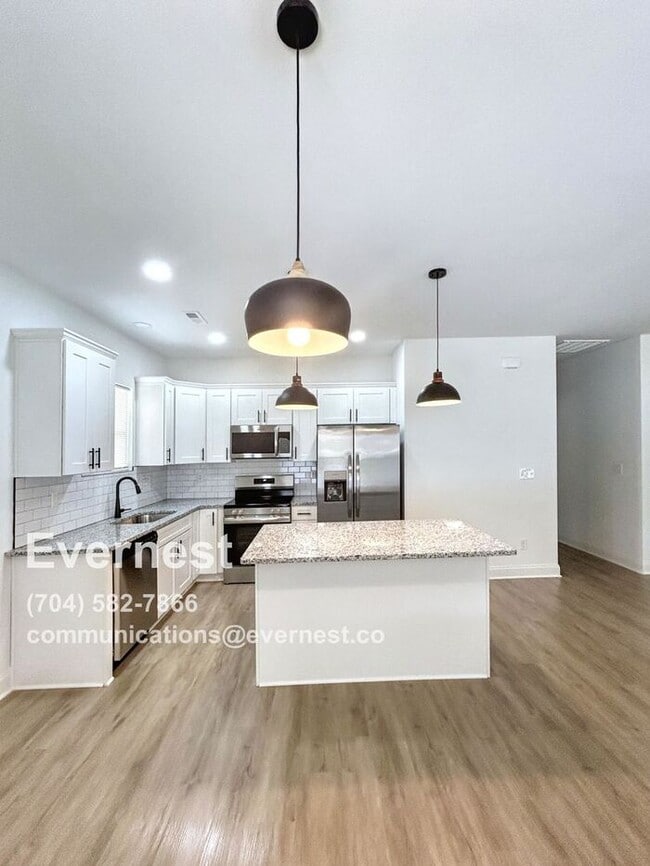 Building Photo - Home with Driveway and Modern Appliances / 3 Bed, 2 Bath  / Vuocher Accepted / Pet-friendly / Com...