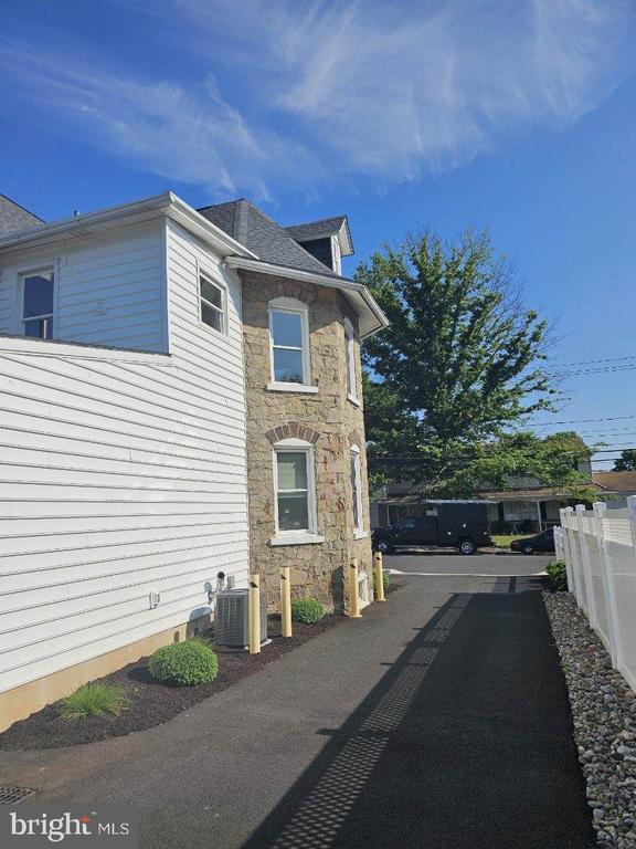 Building Photo - 1204 Juniper St
