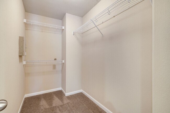 Building Photo - Beautiful 3 Bedroom 2 1/2 in trophy ridge