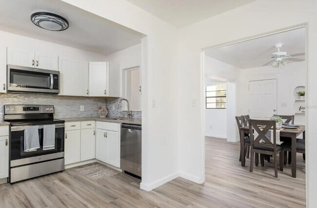 Building Photo - Housing Voucher Accepted: Charming 3-Bedro...