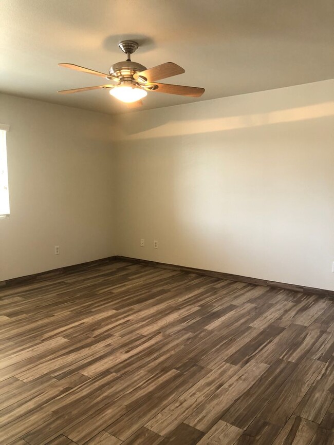 Building Photo - 2 Weeks Free! 4 Bedroom, 2.5 Bathroom Ston...