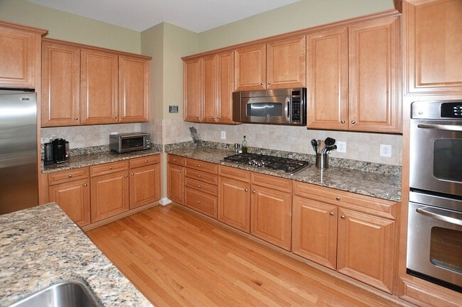 Building Photo - Beautiful Luxury TH with Deck & Patio!