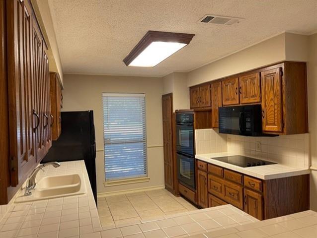 Building Photo - 922 Kingston Dr
