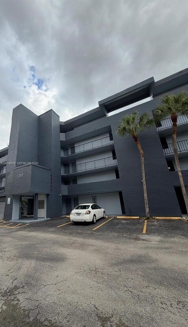 Building Photo - 310 Fontainebleau Blvd