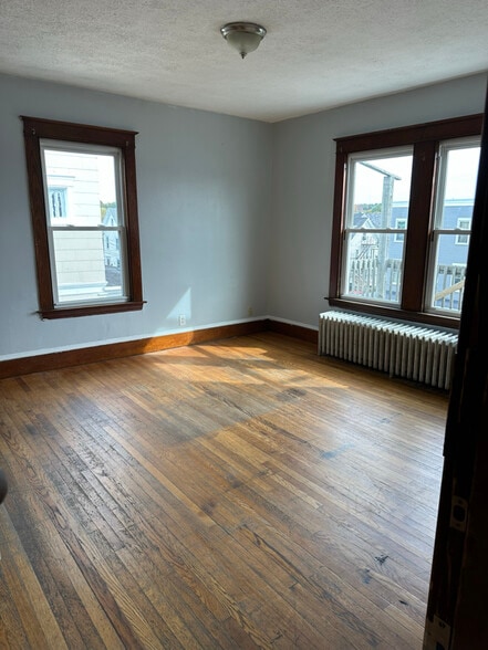 Primary Photo - 124 Pine St