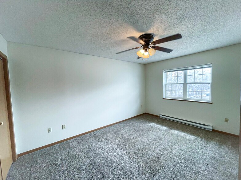 Building Photo - 627 Maple St