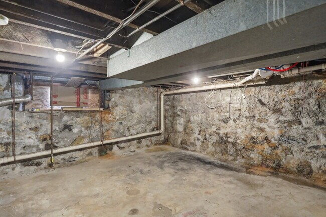 Building Photo - This well-maintained 4-bedroom, 2-bath duplex offers a spacious layout with all the comforts of h...