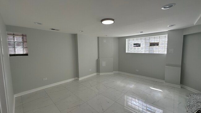 Building Photo - 5405 N Campbell Ave