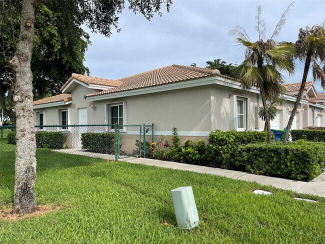 Building Photo - 1810 SW 114th Ter