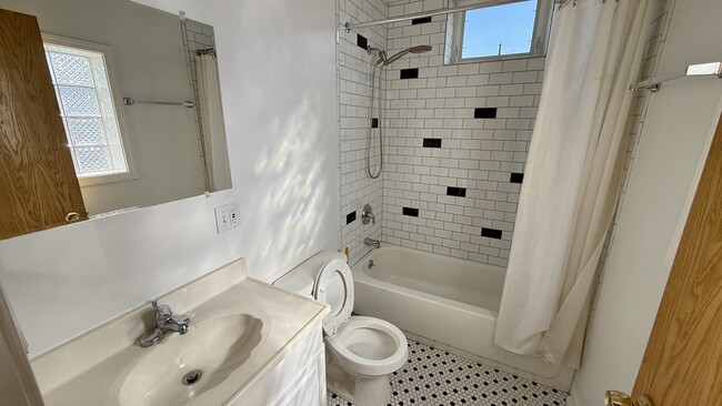 Building Photo - 2918 S Poplar Ave