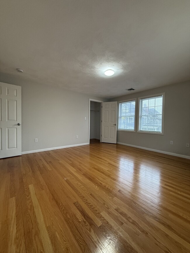 Building Photo - 5 Kensington Park