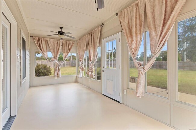 Building Photo - 704 Briarcliff Pl