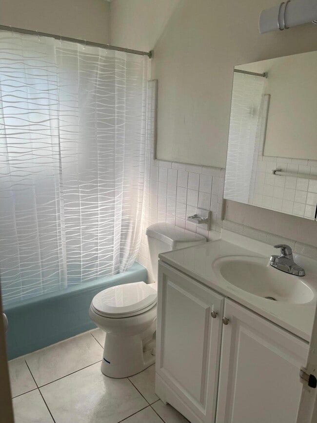 Building Photo - 2300 NE 5th Ave