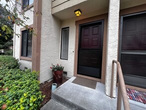 Building Photo - Spacious 3 bedroom 1.5 bath