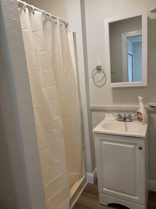 Building Photo - Remodeled 1-bedroom duplex near downtown Placerville.