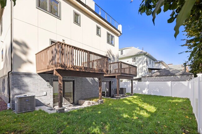 Building Photo - 780 Edgewood Ln