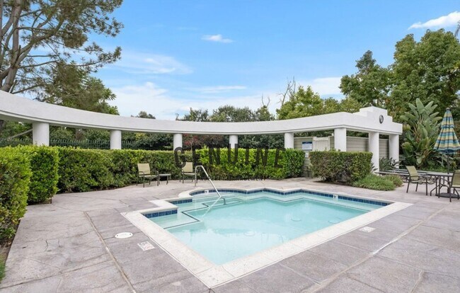 Building Photo - Charming 1Bd Upstairs Condo w/ Den & Garage