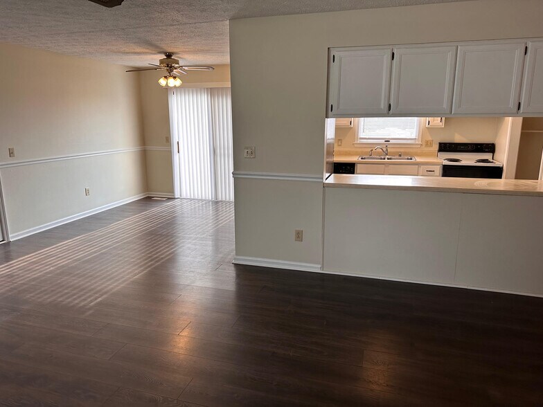 Building Photo - 129 Running Brook Trl