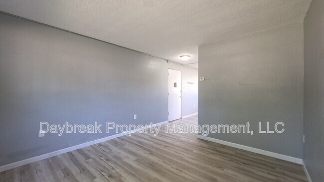 Building Photo - 32 10th Ave N