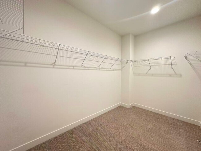 Building Photo - 4 BEDROOM HOME FOR LEASING IN Ontario