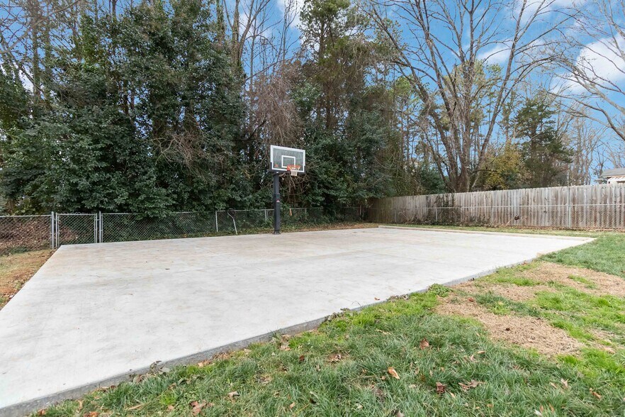 Building Photo - 405 Hillcrest Dr